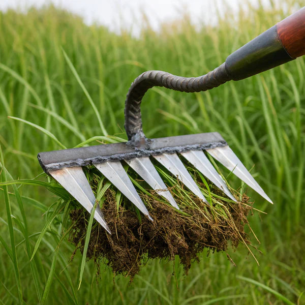 🌱 Rastrillo Eliminador de Malezas – Jardines limpios sin dañar tu espalda